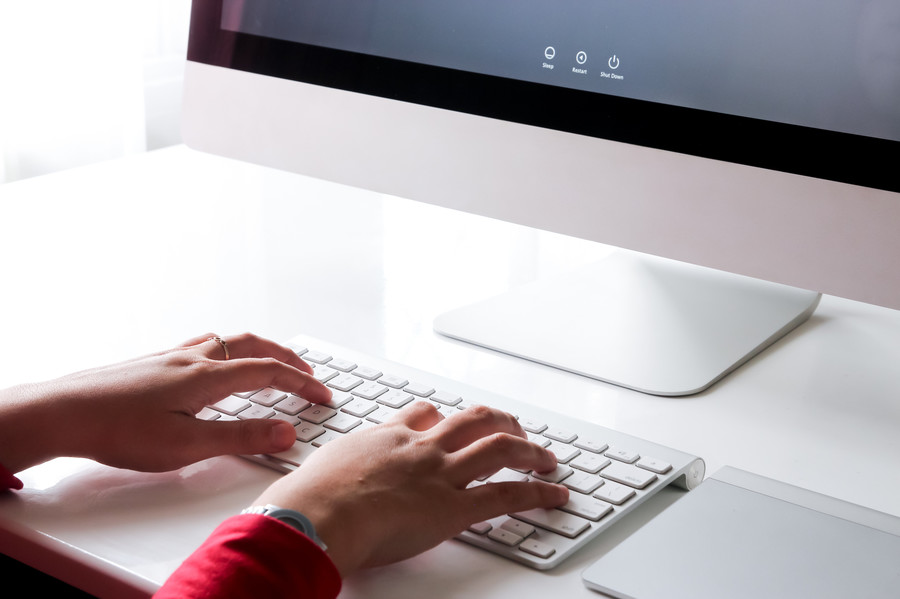 深圳律師事務所如何向律師協會報告重大事項和變更？