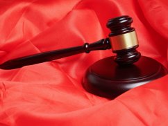 深圳沙嘴律師解析奸夫逃跑時墜樓應誰擔責